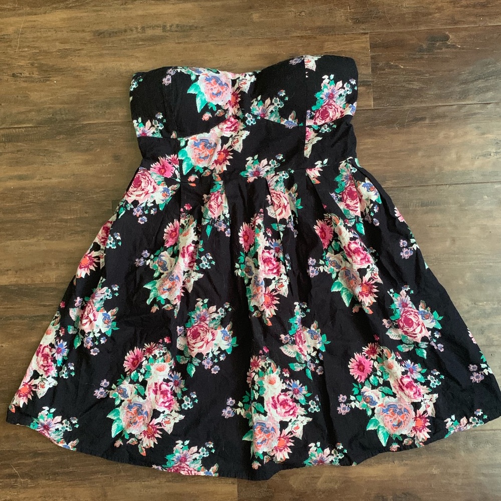 Derek Heart Strapless Flower top